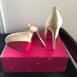 Signature Sole Pumps